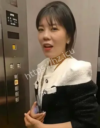电梯少妇异常行为视频